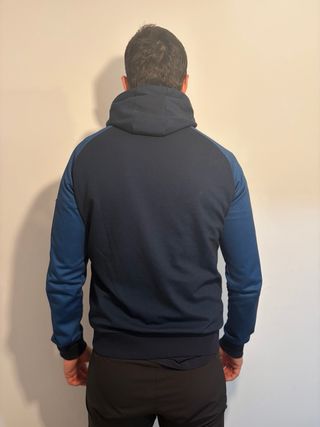 Chaqueta Nike con capucha azul y negra.