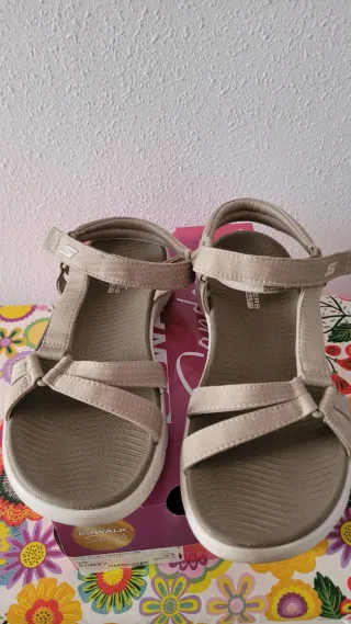 Sandalias Skechers Beige/Gris Talla 39 Nuevas