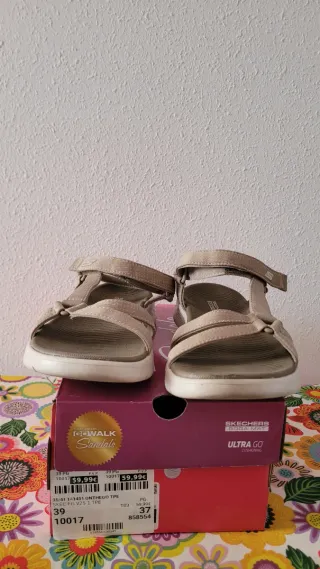 Sandalias Skechers Beige/Gris Talla 39 Nuevas