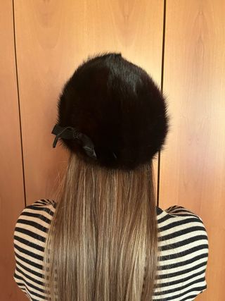 Cappello in pelliccia nero con fiocco