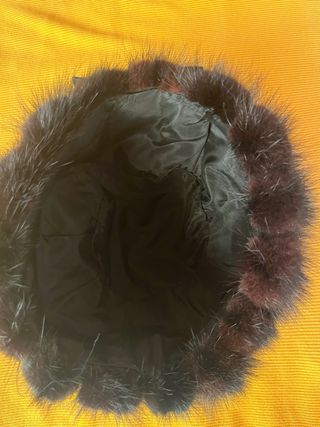 Cappello in pelliccia nero con fiocco