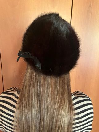 Cappello in pelliccia nero con fiocco