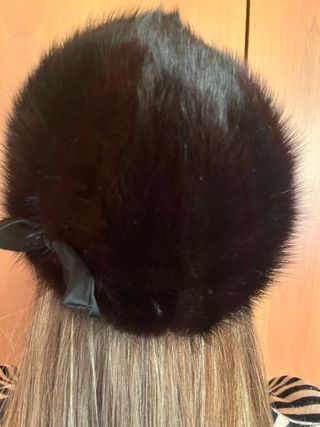 Cappello in pelliccia nero con fiocco