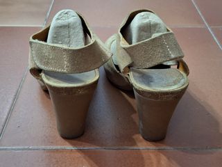 Sandalias de tacón beige y marrón