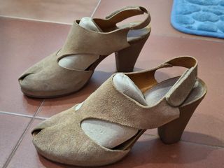 Sandalias de tacón beige y marrón