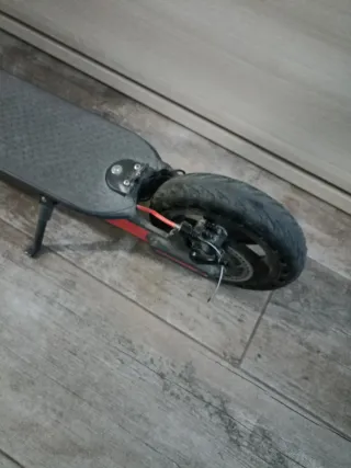 Patinete Eléctrico Negro y Rojo