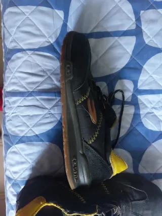 Zapatos de seguridad negros y amarillos