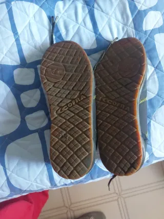 Zapatos de seguridad negros y amarillos