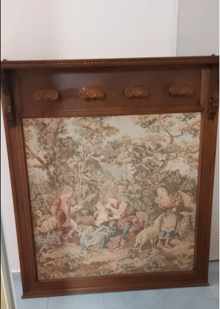 Perchero Antiguo con Tapiz