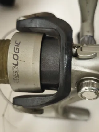 3 cañas de pescar con carretes y accesorios