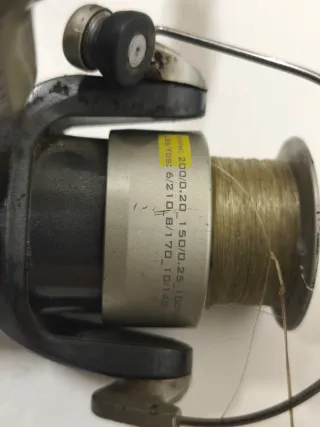 3 cañas de pescar con carretes y accesorios