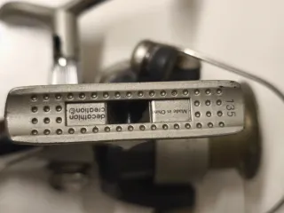 3 cañas de pescar con carretes y accesorios