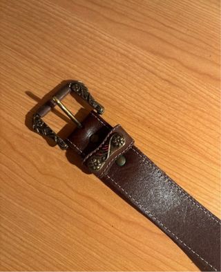 Cinturón de cuero marrón con hebilla