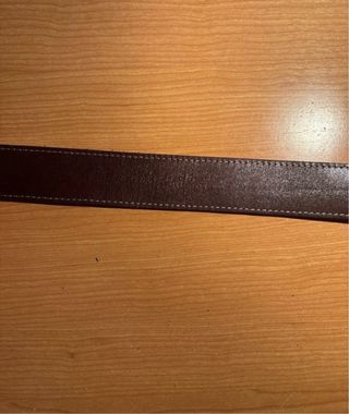 Cinturón de cuero marrón con hebilla