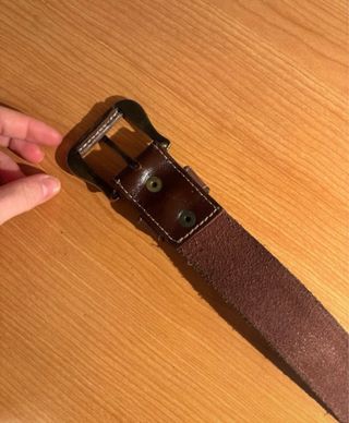 Cinturón de cuero marrón con hebilla