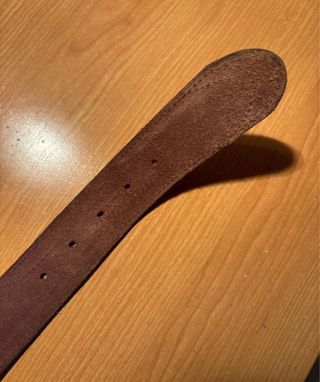 Cinturón de cuero marrón con hebilla