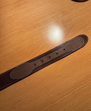 Cinturón de cuero marrón con hebilla