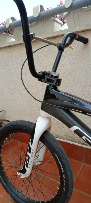 Bicicleta BMX Race GT Carbono