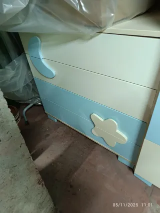 Ropero y cómoda infantil azul y blanco