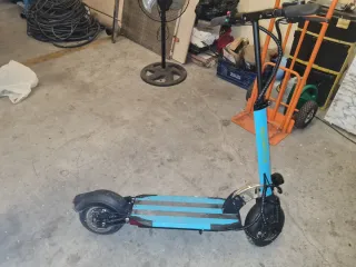 Patinete eléctrico azul