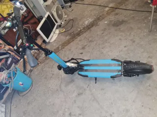 Patinete eléctrico azul
