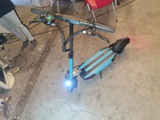 Patinete eléctrico azul