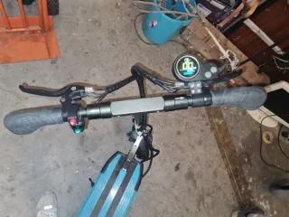 Patinete eléctrico azul