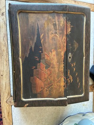 Escribanía antigua decorada