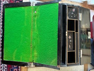 Escribanía antigua decorada