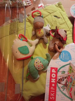 Gimnasio para bebé con arco y juguetes