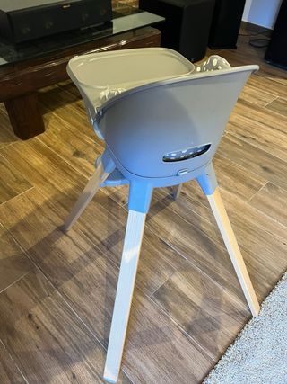 Trona twistshake de bebé gris con patas de madera