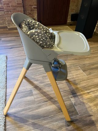 Trona twistshake de bebé gris con patas de madera