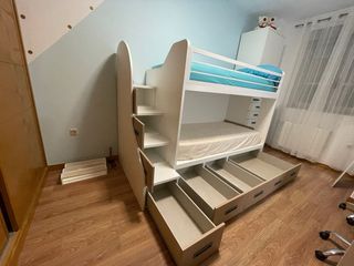 Litera juvenil con escalera y cajones