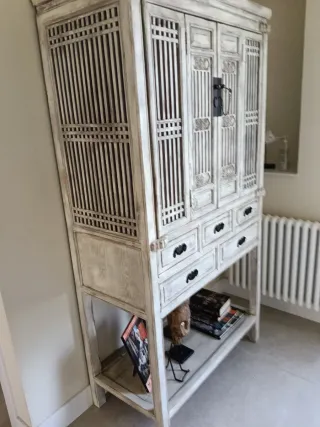 Armario de madera blanco y marrón