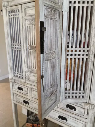 Armario de madera blanco y marrón