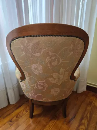 Sillón antiguo tapizado floral