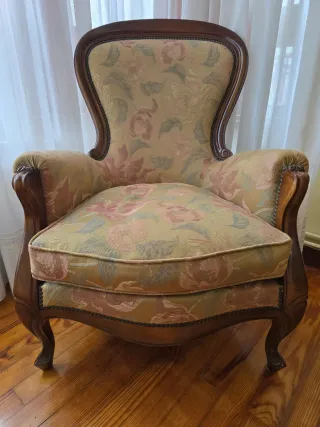 Sillón antiguo tapizado floral