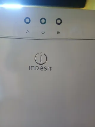 Congelador vertical 6 cajones Indesit