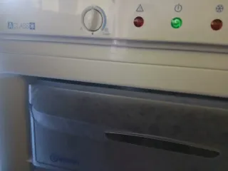 Congelador vertical 6 cajones Indesit