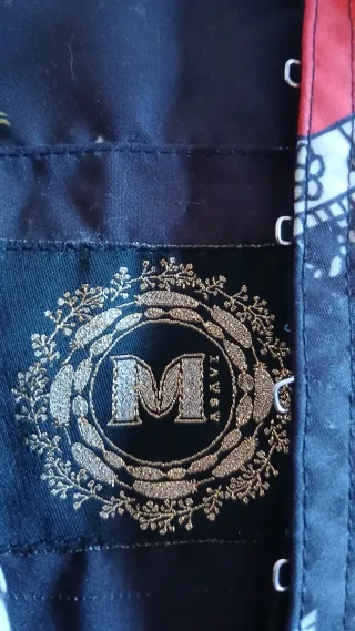 Top fiesta negro con detalles rojos