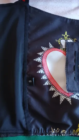 Top fiesta negro con detalles rojos