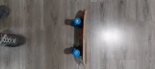 Patinete infantil con ruedas azules