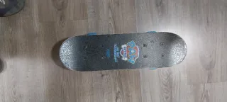 Patinete infantil con ruedas azules