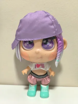 Muñeca con gorra y zapatillas