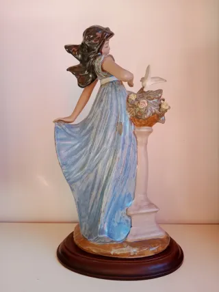 Figura porcelana mujer con flores y ave