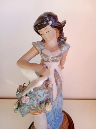 Figura porcelana mujer con flores y ave