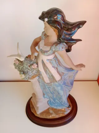 Figura porcelana mujer con flores y ave