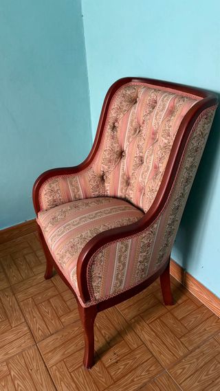 Sillón tapizado estilo clásico