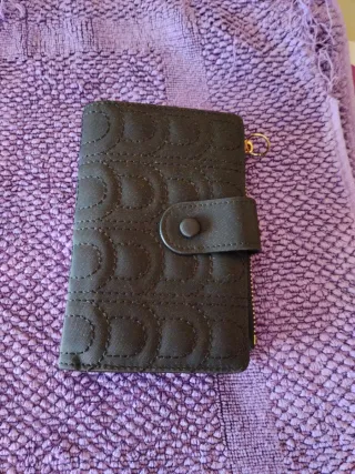 Cartera negra acolchada con cremallera