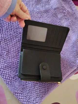 Cartera negra acolchada con cremallera